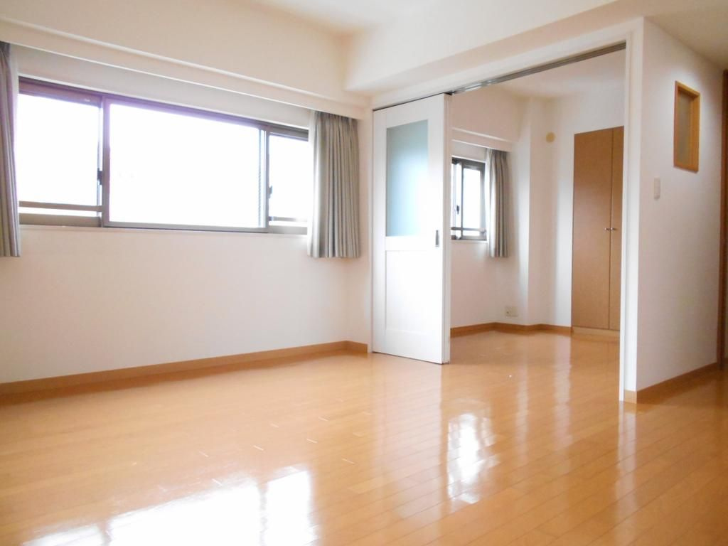 クイーンズパレス東京中央の居間・リビング