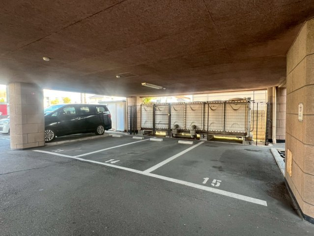 ユートピア魚住の駐車場