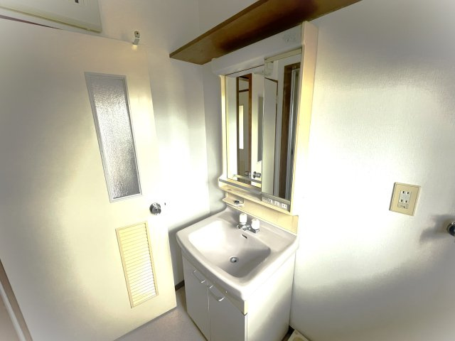 コインランドリー2階の独立洗面台