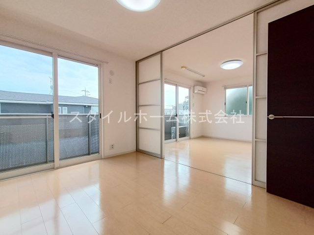 レセンテ柱の居間・リビング|別部屋写真です。