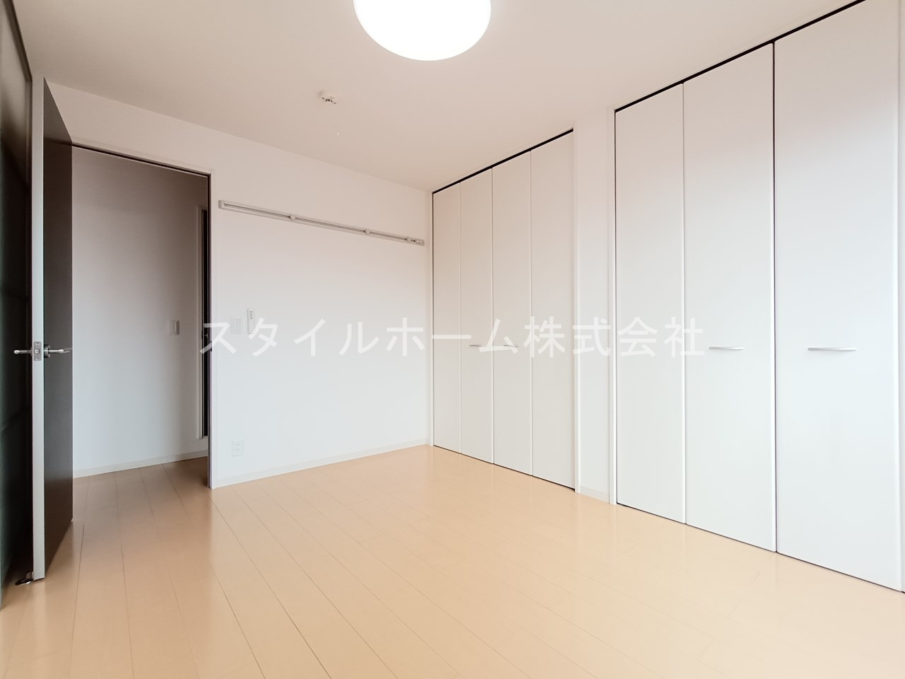 レセンテ柱の居間・リビング|別部屋写真です。