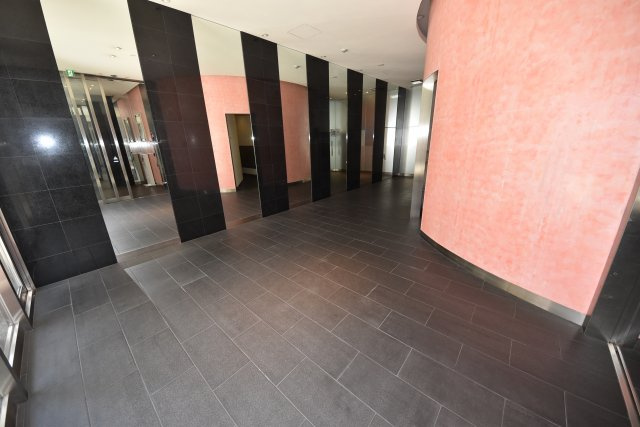 レジディア心斎橋ウエストのエントランス