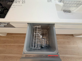 食器洗浄乾燥機は手洗いに比べて時間や労力を節約できます。また、高温のお湯で洗浄されるため、雑菌や細菌を殺菌する効果もあります。さらに、乾燥機能があるため、手で拭く手間も省け衛生的に保管できます。