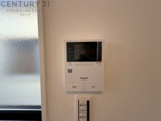 訪問者が来たときにテレビ画面で確認できるため、安心してドアを開けられます。録画機能があるものもあり、留守中に来訪者を記録しておくことができます。利便性が高く、セキュリティ面でも安心です。