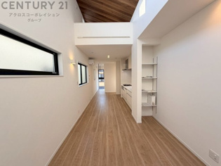 リビングダイニングは家族や友人とのコミュニケーションを楽しむ場所でくつろぎながら食事や会話を楽しめ、多目的に利用できリラックスできる空間です。家庭内の中心として機能し、快適な生活をサポートします。