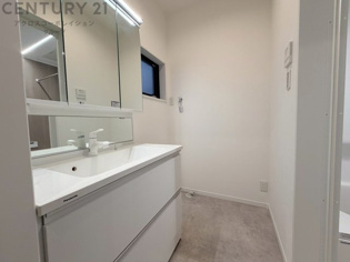 衣服の収納や脱ぎ着や整理整頓がしやすく、湿った衣類を乾燥させるスペースがありカビや臭いの発生を防ぎます。床の汚れを他の部屋に持ち込まず清潔を保つことができます。また快適な入浴環境の整備にも役立ちます。