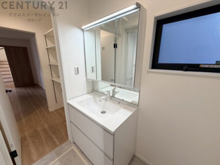 化粧品や洗顔料、歯ブラシなどの必需品をまとめて置ける収納スペースがあり、使用するたびに取り出す手間が省けます。また、水回りのため、濡れても大丈夫な素材が使用されており、お手入れが簡単です。