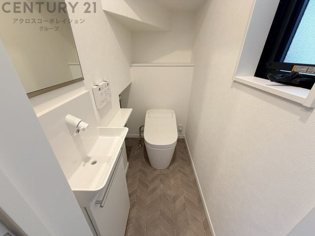 温水洗浄便座付トイレは温水洗浄機能により、暖かい水でおしりを洗浄することができ、冷たい水を使う従来の便座に比べ、温水洗浄機能で暖かいトイレを提供し、快適な使用を可能にします。