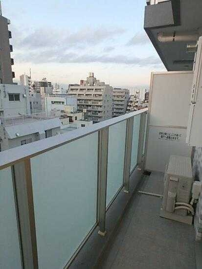 HY's 上野松が谷のバルコニー