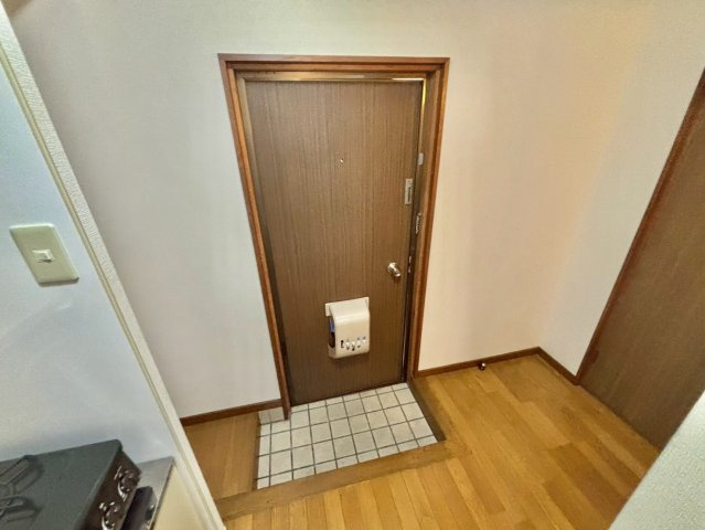 頼安コーポの玄関