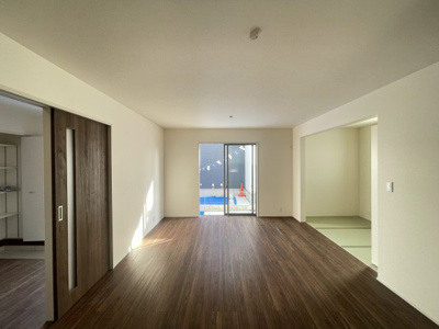 【居間・リビング】 | 沖縄市園田（全2棟）1号棟 | 1号棟　LDK15帖＋畳コーナー3帖付き♪