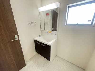 【独立洗面台】 | 沖縄市園田（全2棟）1号棟 | 1号棟　三面鏡付き洗髪洗面化粧台♪