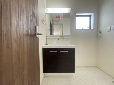 【独立洗面台】 | 沖縄市園田（全2棟）1号棟 | 1号棟　三面鏡付き洗髪洗面化粧台♪