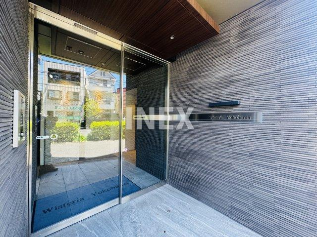 横浜市南区井土ケ谷上町の賃貸マンションのエントランス