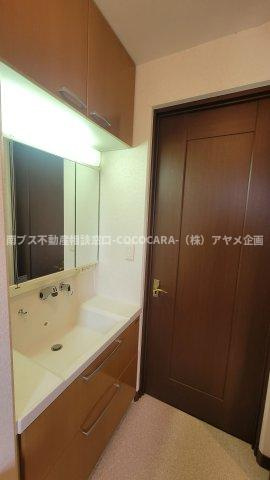 笛吹市石和町四日市場の中古一戸建の独立洗面台|２FWCは主寝室からも出入りができます！