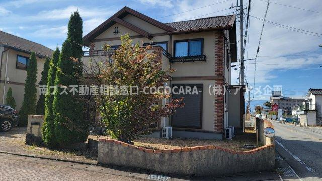 笛吹市石和町四日市場の中古一戸建の前面道路含む現地写真