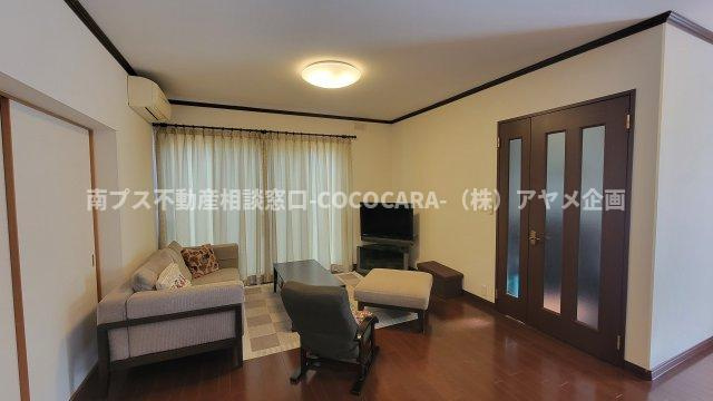 笛吹市石和町四日市場の中古一戸建の居間・リビング|築年数を思わせない内装は綺麗で清掃が行き届いています！