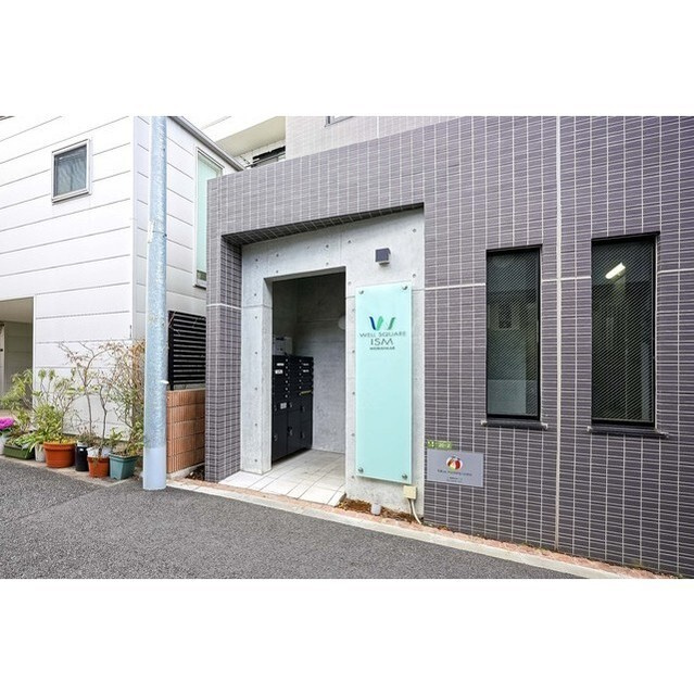 ウェルスクエアイズム明大前のエントランス