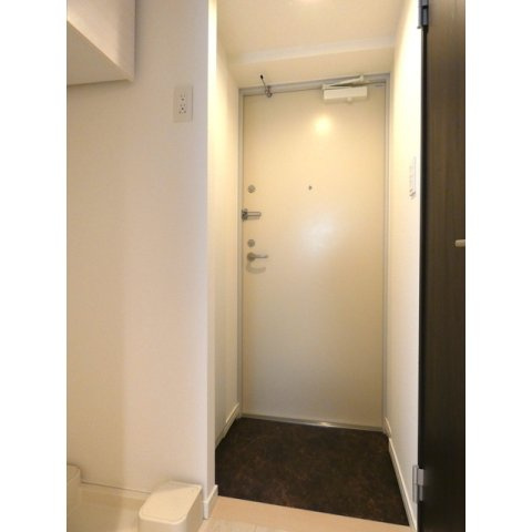 ウェルスクエアイズム明大前の玄関