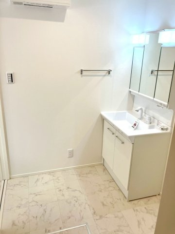 高松市西町　浜街道アクセス良好　新築戸建の独立洗面台