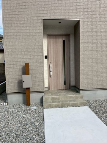 高松市西町　浜街道アクセス良好　新築戸建のエントランス