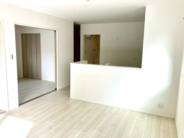 高松市西町　浜街道アクセス良好　新築戸建の居間・リビング