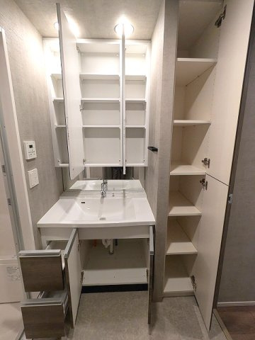 Dimus根岸の洗面所|三面鏡付・ハンドシャワー付独立洗面台
