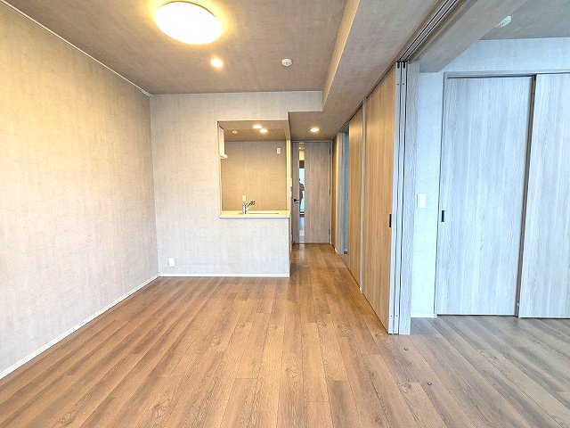 Dimus根岸の設備|カウンターキッチン、インターネット無料、リビング各洋室にエアコンと照明付、リビングと5帖洋室はバルコニーに面した開放感あるお部屋です