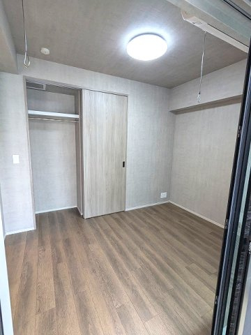 Dimus根岸の設備|5帖洋室、インターネット無料、リビング各洋室にエアコンと照明付、バルコニーに面した開放感あるお部屋です、ベッド配置をしやすくスライドドアのクローゼット、取り外し可能な室内物干し設備付きです