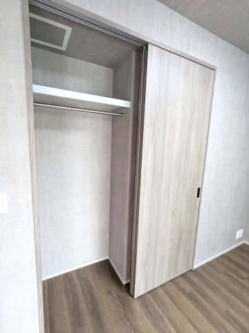 Dimus根岸の設備|5帖洋室、ベッド配置をしやすくスライドドアのクローゼット