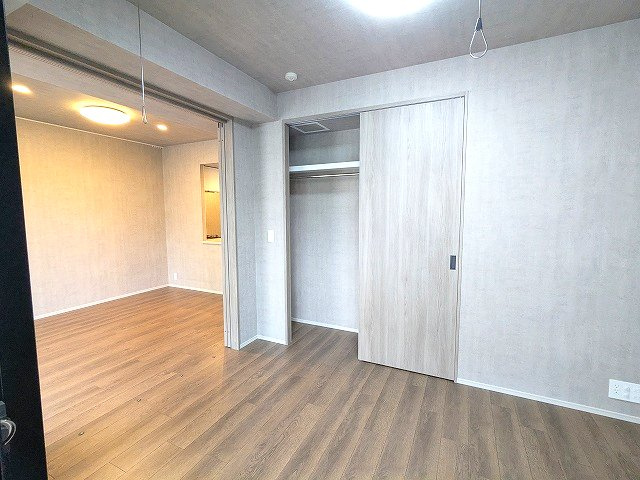 Dimus根岸の設備|5帖洋室、インターネット無料、リビング各洋室にエアコンと照明付、バルコニーに面した開放感あるお部屋です、ベッド配置をしやすくスライドドアのクローゼット、取り外し可能な室内物干し設備付きです