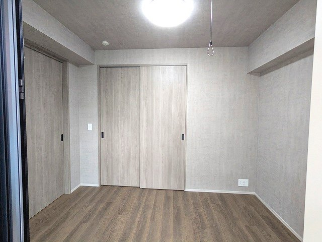 Dimus根岸の設備|5帖洋室、インターネット無料、リビング各洋室にエアコンと照明付、バルコニーに面した開放感あるお部屋です、ベッド配置をしやすくスライドドアのクローゼット、取り外し可能な室内物干し設備付きです