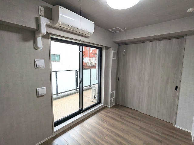 Dimus根岸の設備|5帖洋室、インターネット無料、リビング各洋室にエアコンと照明付、バルコニーに面した開放感あるお部屋です、ベッド配置をしやすくスライドドアのクローゼット、取り外し可能な室内物干し設備付きです