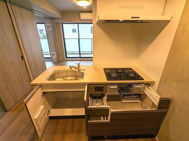 Dimus根岸の設備|グリル付ガス3口システムカウンターキッチン、瀟洒でお手入れ楽なガラストップコンロです