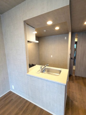 Dimus根岸の設備|グリル付ガス3口システムカウンターキッチン、冷蔵庫や家電配置しやすいスペースあります