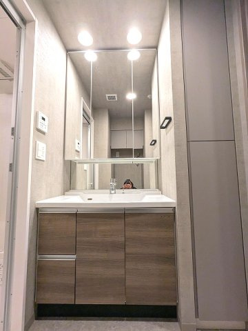 Dimus根岸の設備|三面鏡付・ハンドシャワー付独立洗面台