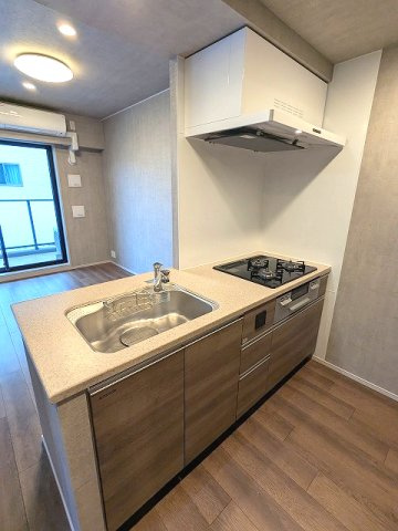 Dimus根岸のキッチン|グリル付ガス3口システムカウンターキッチン、瀟洒でお手入れ楽なガラストップコンロです