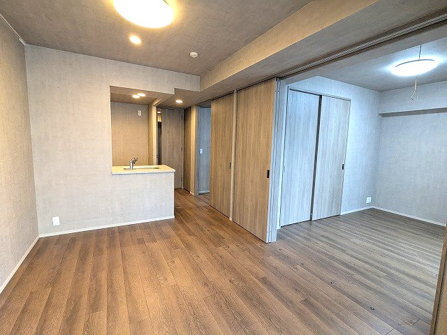 Dimus根岸の内装|カウンターキッチン、インターネット無料、リビング各洋室にエアコンと照明付、リビングと5帖洋室はバルコニーに面した開放感あるお部屋です