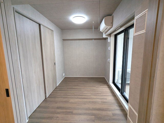 Dimus根岸の設備|5帖洋室、インターネット無料、リビング各洋室にエアコンと照明付、バルコニーに面した開放感あるお部屋です、ベッド配置をしやすくスライドドアのクローゼット、取り外し可能な室内物干し設備付きです