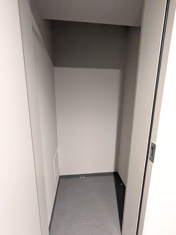 Dimus根岸の玄関|玄関隣にトランクルーム付です