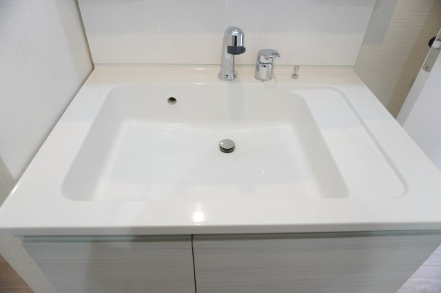 草加市遊馬町 新築分譲住宅 全2棟 2号棟の独立洗面台