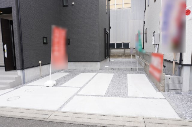 草加市遊馬町 新築分譲住宅 全2棟 2号棟の駐車場