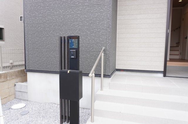 草加市遊馬町 新築分譲住宅 全2棟 2号棟のその他|インターホン機能付き門柱