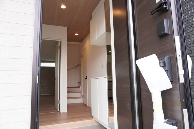 草加市遊馬町 新築分譲住宅 全2棟 2号棟の玄関
