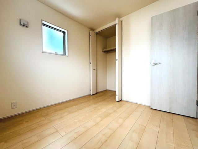 リーブルガーデン　大垣市開発町１丁目　全４区画分譲の独立洗面台|洗面化粧台 幅 750mm、軽く割れにくい洗面ボールと場所をとらないコンパクト設計の本体キャビネットです。
ミラー扉の内側は全て収納スペースです。リフトアップシャワーを採用し両手が自由に使えます