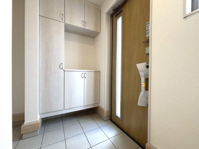 リーブルガーデン　大垣市開発町１丁目　全４区画分譲の洋室|全居室にたっぷり収納できる大型クローゼット、居室部分の窓ガラスには間に空気層を設けたペアガラスを採用。
高い断熱性と共にガラス面の結露対策にも効果を発揮します。