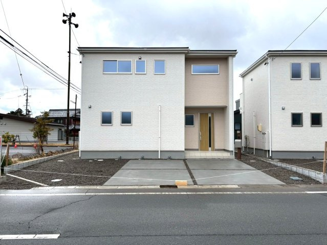 リーブルガーデン　大垣市開発町１丁目　全４区画分譲の玄関|大容量のシューズ収納付きで玄関周りもすっきり！玄関ドアからの光が玄関ホールを明るくしてくれます。