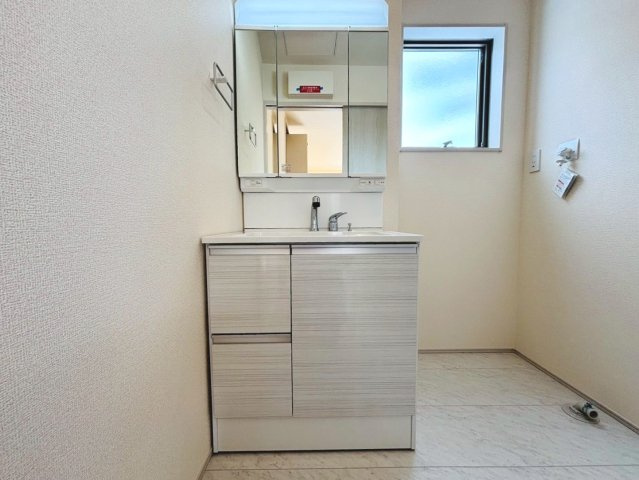 リーブルガーデン　大垣市開発町１丁目　全４区画分譲の居間・リビング|明るい日差しをふんだんに取り込んだリビングダイニングは家族の笑顔につつまれた素敵な空間になります。
一建設の家は精度が高く丈夫な工法を採用し、「住宅トップランナー基準」に対応しています。