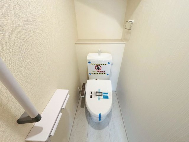 リーブルガーデン　大垣市開発町１丁目　全４区画分譲のキッチン|機能的で手入れがしやすいシステムキッチンでお掃除も楽々。蛇口は浄水器内蔵型で節湯CI対応水栓です。　
人造大理石カウンターやキッチンパネルなど明るくきれいにお使いいただけます。