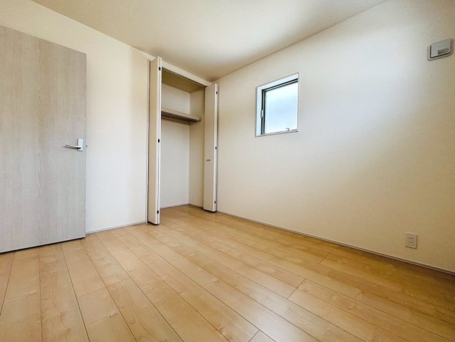 リーブルガーデン　大垣市開発町１丁目　全４区画分譲の浴室|明るく清潔感がある浴室。浴槽は環境にやさしい節水タイプ。浴槽内ステップで半身浴、親子入浴も安心です。
洗い場の床は乾きやすく滑りにくい快適仕様、水はけが良くカビの発生を軽減できます。
